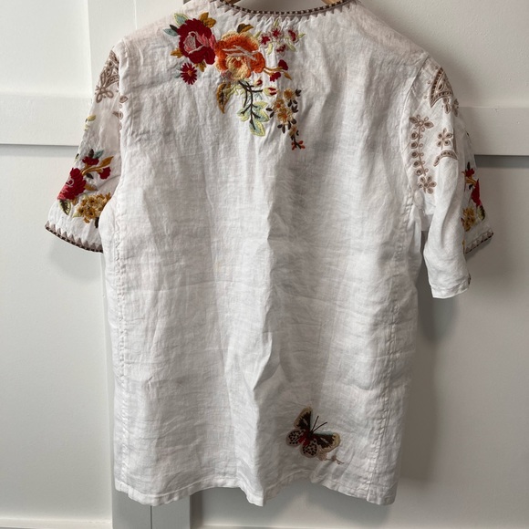 White shortsleeved linen Johnny Was shirt with embroidered detail. - Picture 2 of 2